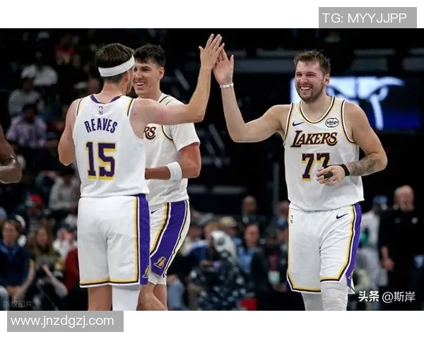 热火与湖人近期交锋比分回顾及比赛精彩瞬间分析