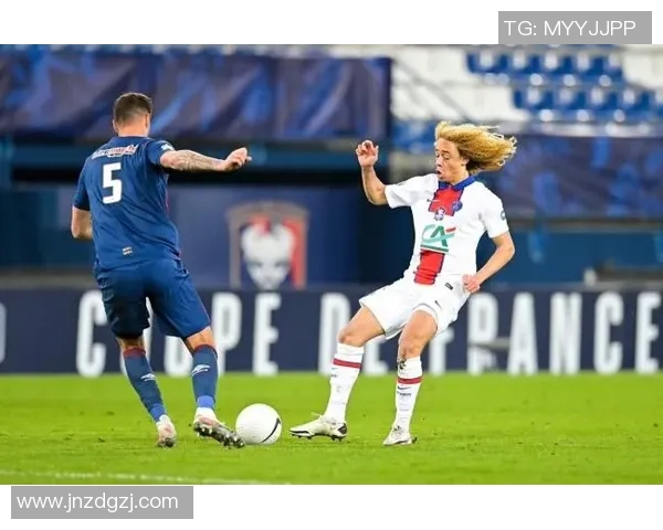 哈维西蒙斯的崛起之路：从青训天才到职业足球新星的奋斗故事