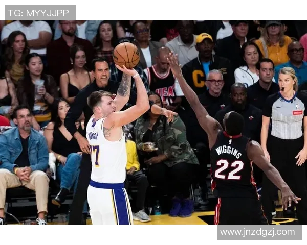 湖人对决热火精彩回顾与赛后分析揭示球队未来发展方向 湖人对决热火精彩回顾与赛后分析揭示球队未来发展方向